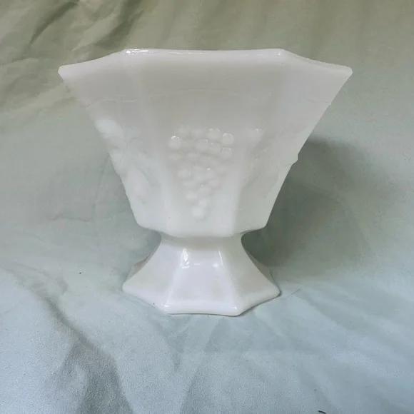 Octagonal milk glass candy bowl - Picture 1 of 3